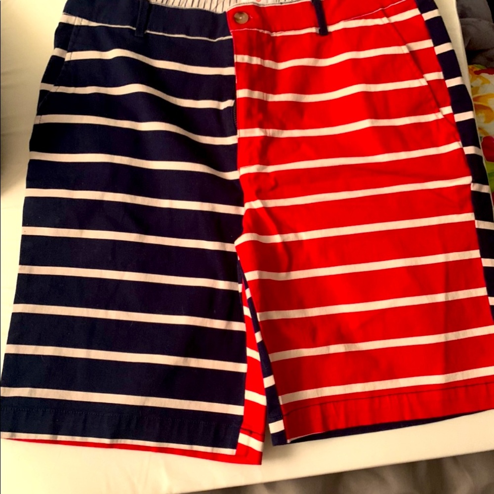 These are a rare pair of red, white, and blue vineyard vines shorts!